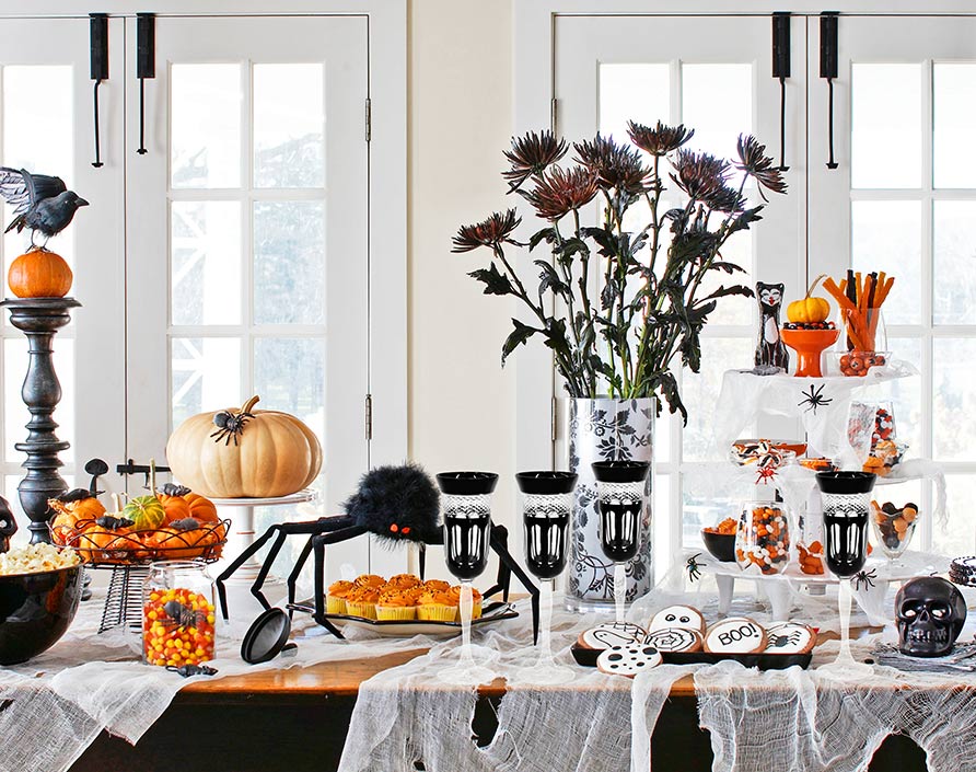 black champagne flutes Royal Art Palace in a Halloween table decoration